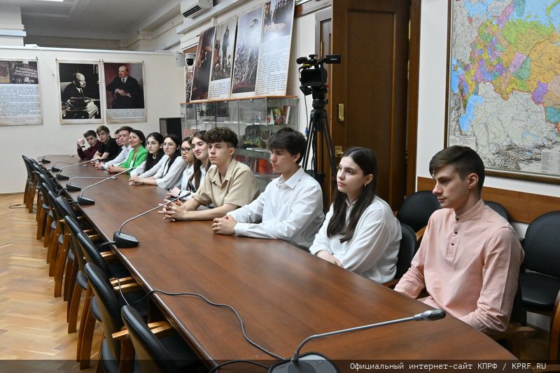21 мая Геннадий Зюганов в Государственной Думе встретился с учениками СОШ №1 г. Реутов
