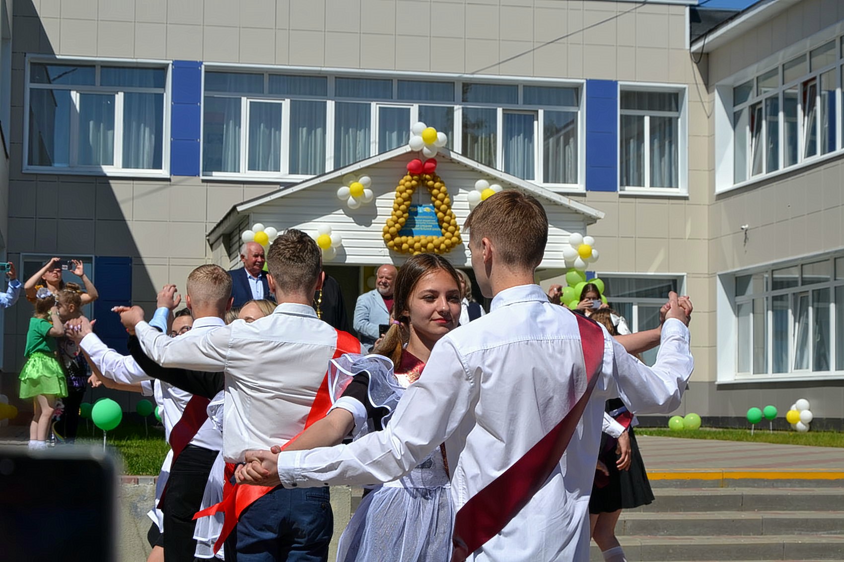 По поручению руководителя фракции КПРФ в Мособлдуме Александра Наумова поздравили школьников в Коломне