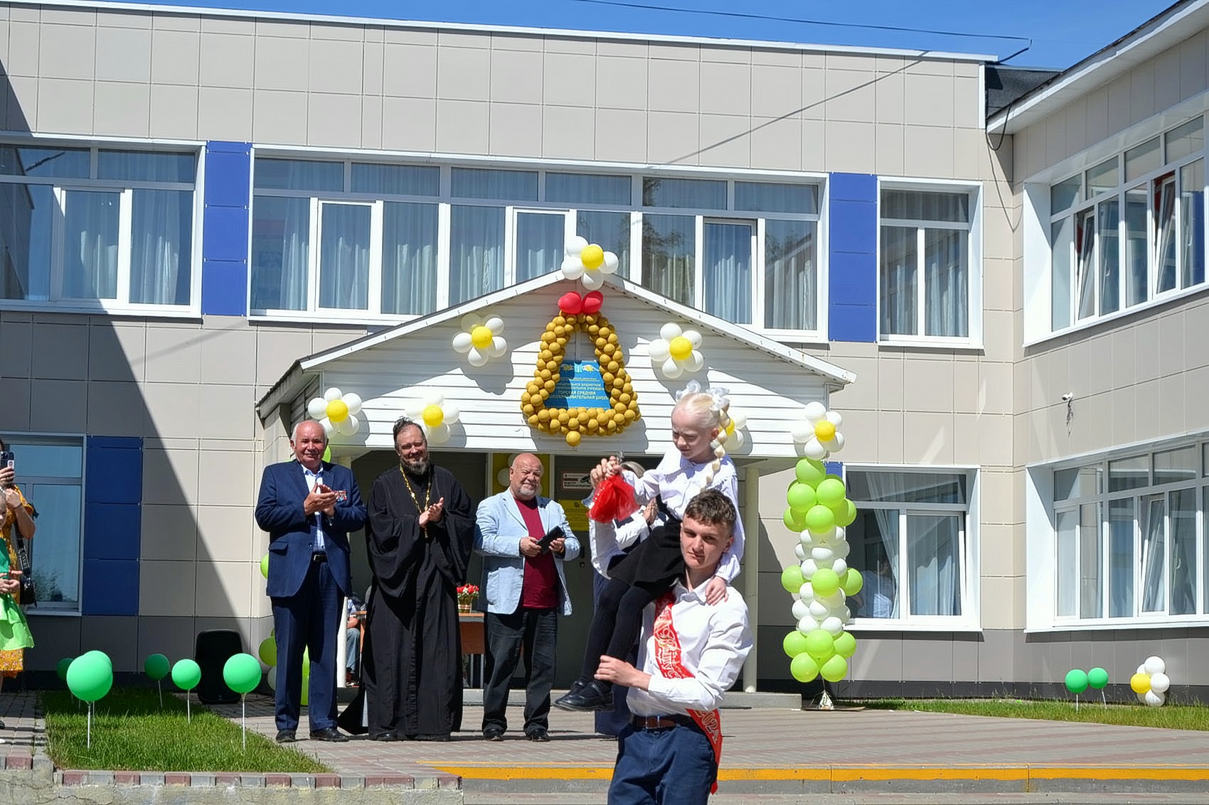 По поручению руководителя фракции КПРФ в Мособлдуме Александра Наумова поздравили школьников в Коломне