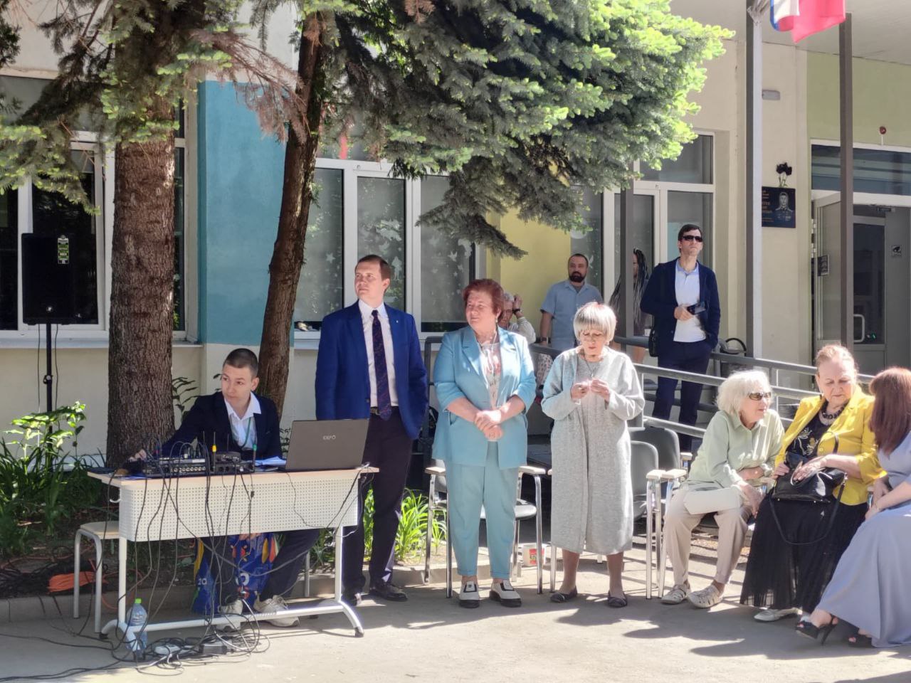 Поздравление выпускников МБОУ Петровской школы