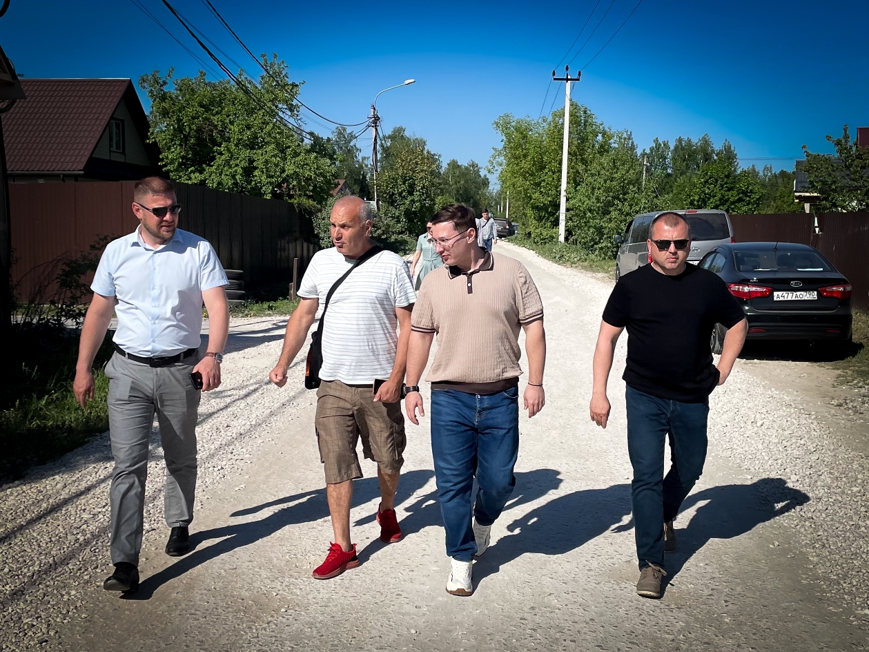 Депутат Мособлдумы Марк Черемисов встретился с жителями городского округа Лосино-Петровский по вопросу ремонта автомобильной дороги.