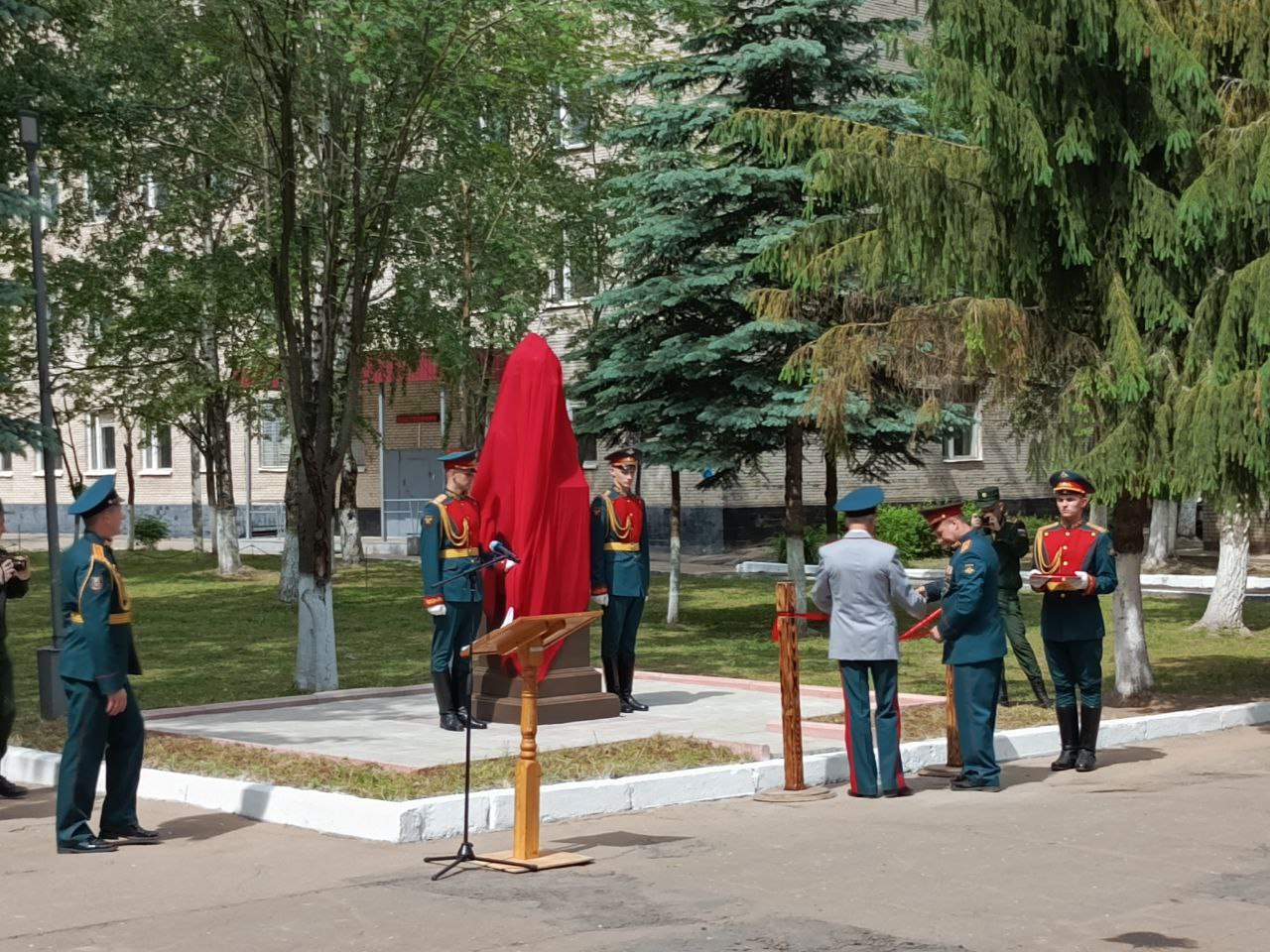 Руководитель фракции КПРФ в Мособлдуме Александр Наумов поздравил воинов-связистов с Днем части