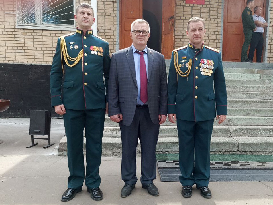 Руководитель фракции КПРФ в Мособлдуме Александр Наумов поздравил воинов-связистов с Днем части