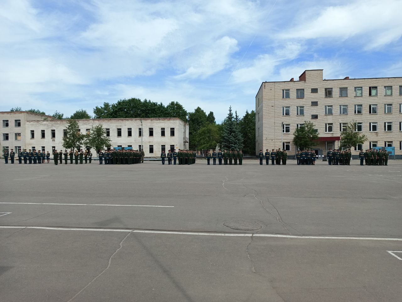 Руководитель фракции КПРФ в Мособлдуме Александр Наумов поздравил воинов-связистов с Днем части