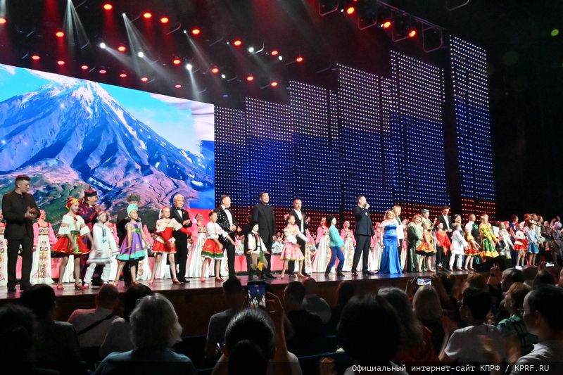При поддержке КПРФ в Государственном Кремлевском Дворце состоялся праздничный концерт