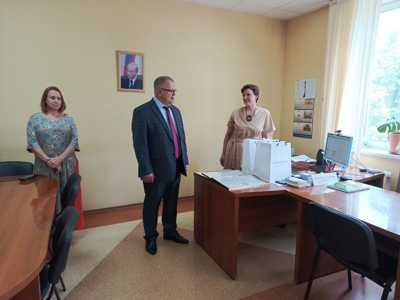 Руководитель фракции КПРФ в Мособлдуме Александр Наумов поздравил с праздником социальных работников Домодедова