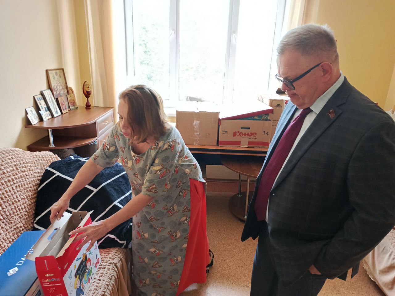 Руководитель фракции КПРФ в Мособлдуме Александр Наумов поздравил с праздником социальных работников Домодедова