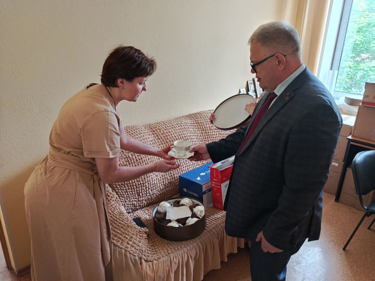 Руководитель фракции КПРФ в Мособлдуме Александр Наумов поздравил с праздником социальных работников Домодедова