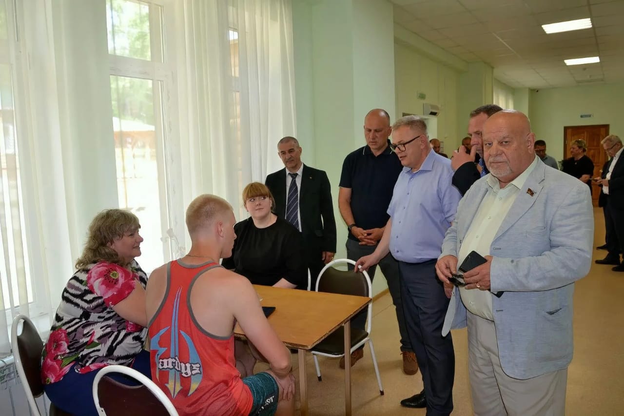 Руководитель фракции КПРФ в Модсоблдуме Александр Наумов встретился с семьями из Белгородской области