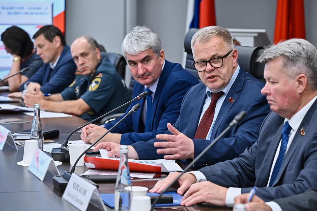 Руководитель фракции КПРФ Александр Наумов: Законодатели должны обеспечить социальную поддержку спасателей Подмосковья!