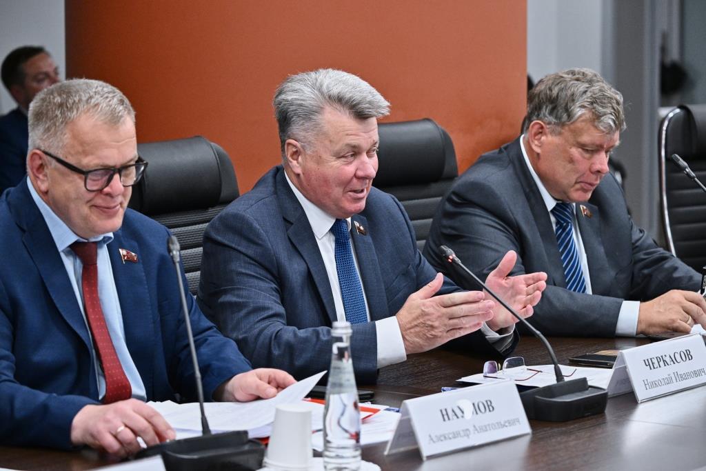 Руководитель фракции КПРФ Александр Наумов: Законодатели должны обеспечить социальную поддержку спасателей Подмосковья!