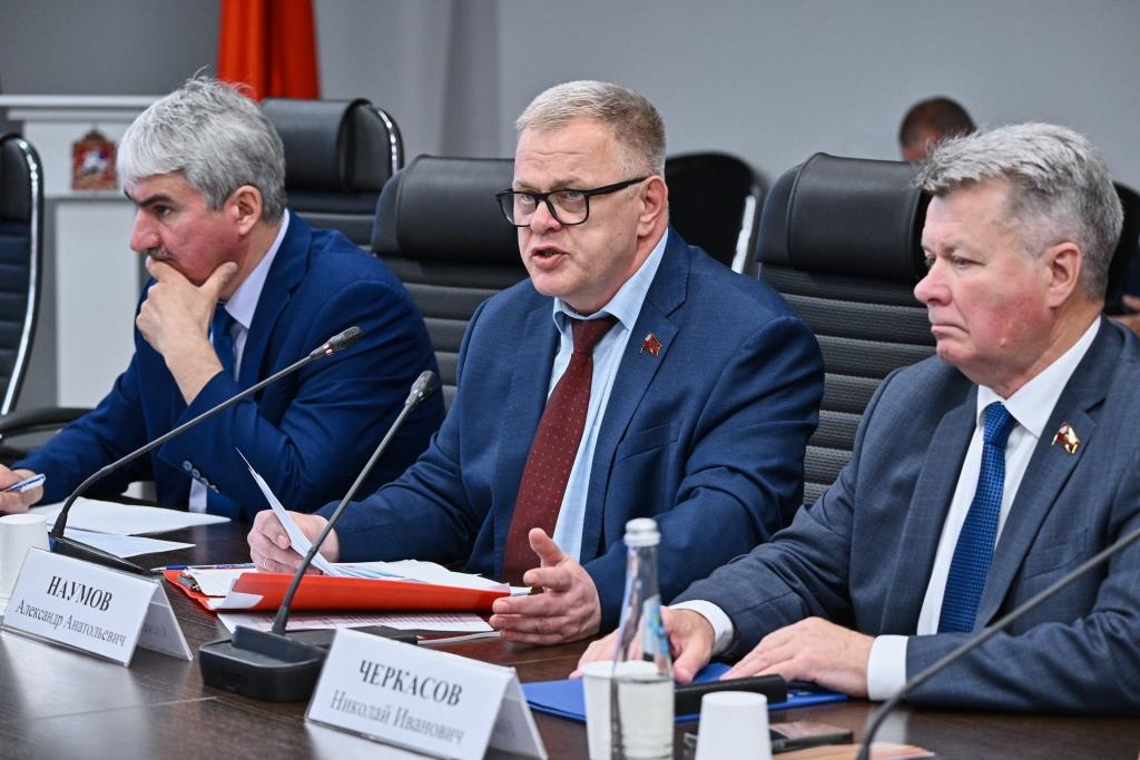 Руководитель фракции КПРФ Александр Наумов: Законодатели должны обеспечить социальную поддержку спасателей Подмосковья!