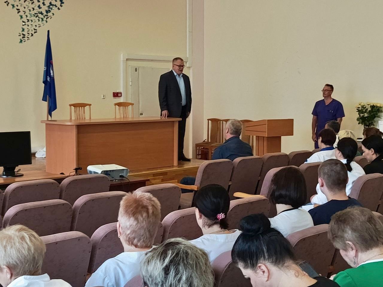 Руководитель фракции КПРФ в Мособлдуме Александр Наумов поздравил медиков Ступино