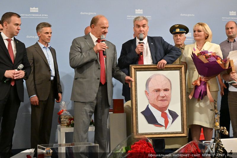 Подмосковные коммунисты и комсомольцы поздравили с Юбилеем Председателя ЦК КПРФ Геннадия Зюганова