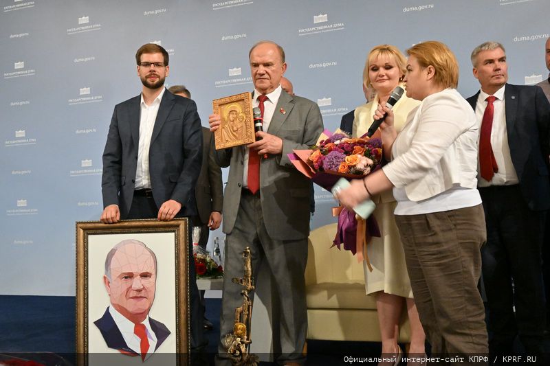 Подмосковные коммунисты и комсомольцы поздравили с Юбилеем Председателя ЦК КПРФ Геннадия Зюганова