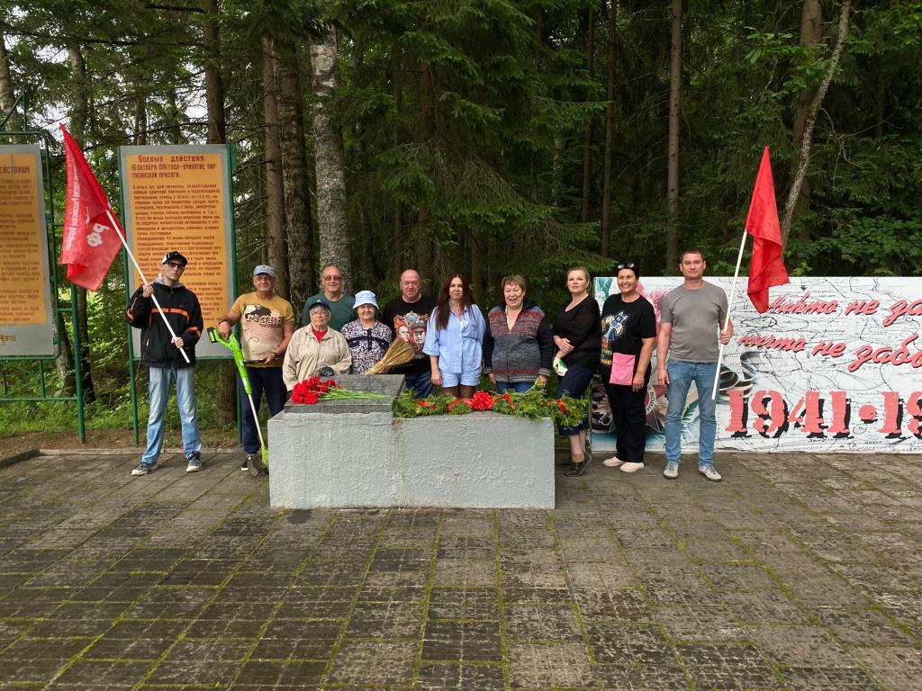 Субботник на партизанской базе