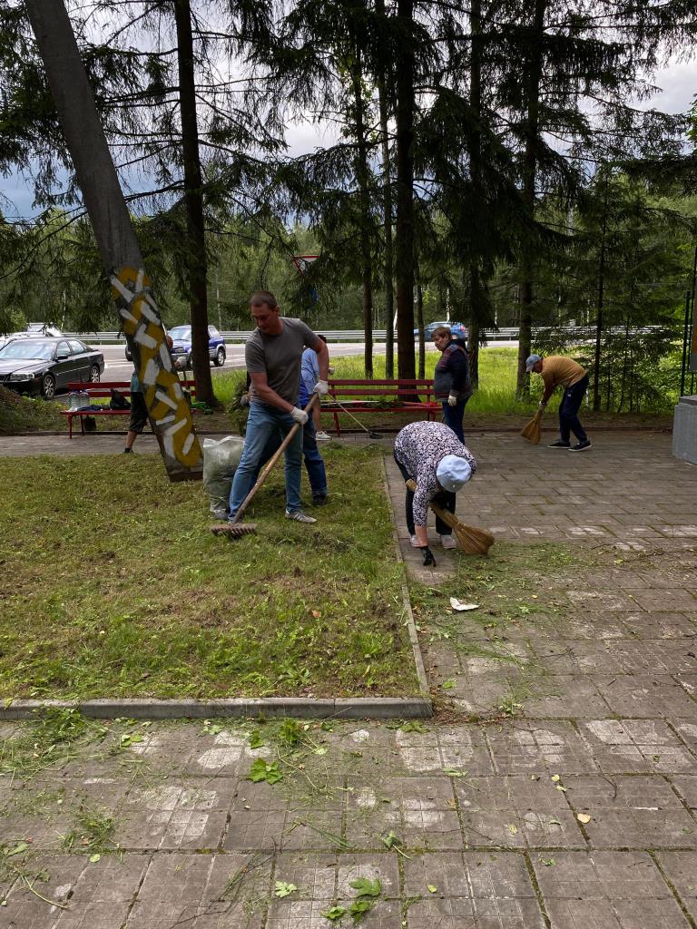 Субботник на партизанской базе