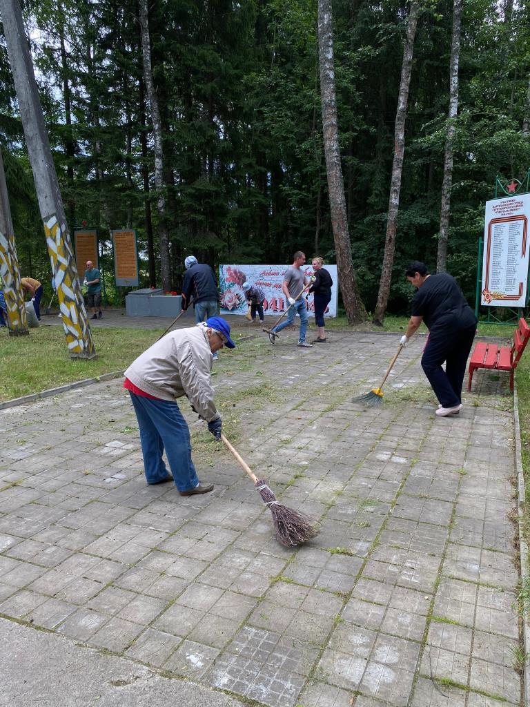 Субботник на партизанской базе