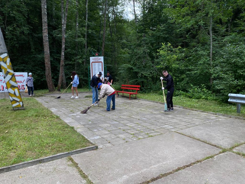 Субботник на партизанской базе