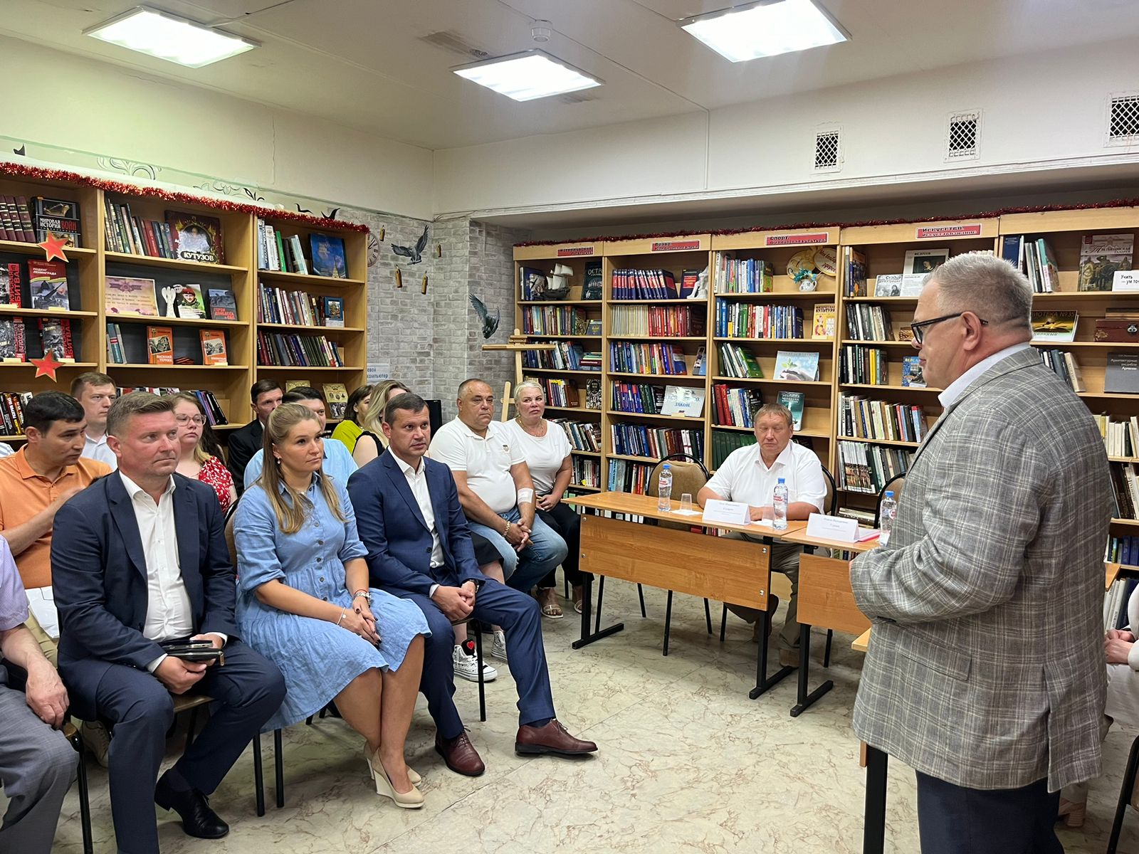 Руководитель фракции КПРФ в Мособлдуме Александр Наумов вручил дипломы выпускникам филиала РАНХиГС в Домодедове