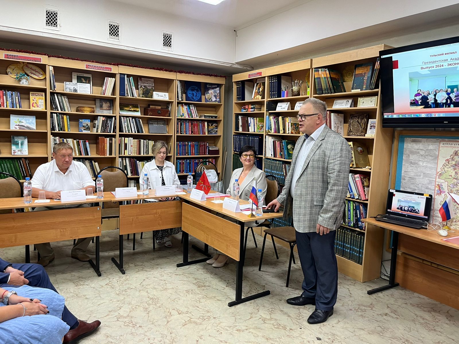 Руководитель фракции КПРФ в Мособлдуме Александр Наумов вручил дипломы выпускникам филиала РАНХиГС в Домодедове