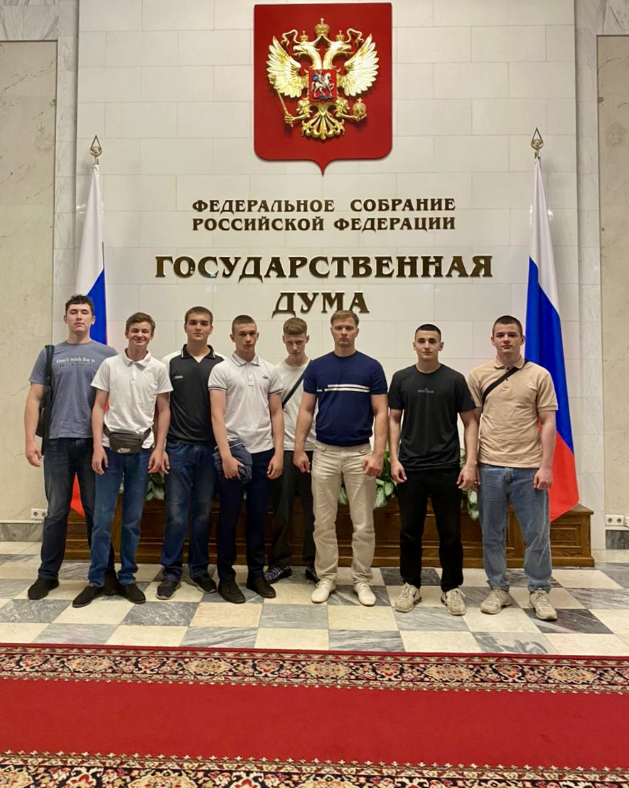 Комсомольцы Дмитровского ГК ЛКСМ РФ посетили выставку, посвященную юбилею Председателя ЦК КПРФ Геннадия Зюганова