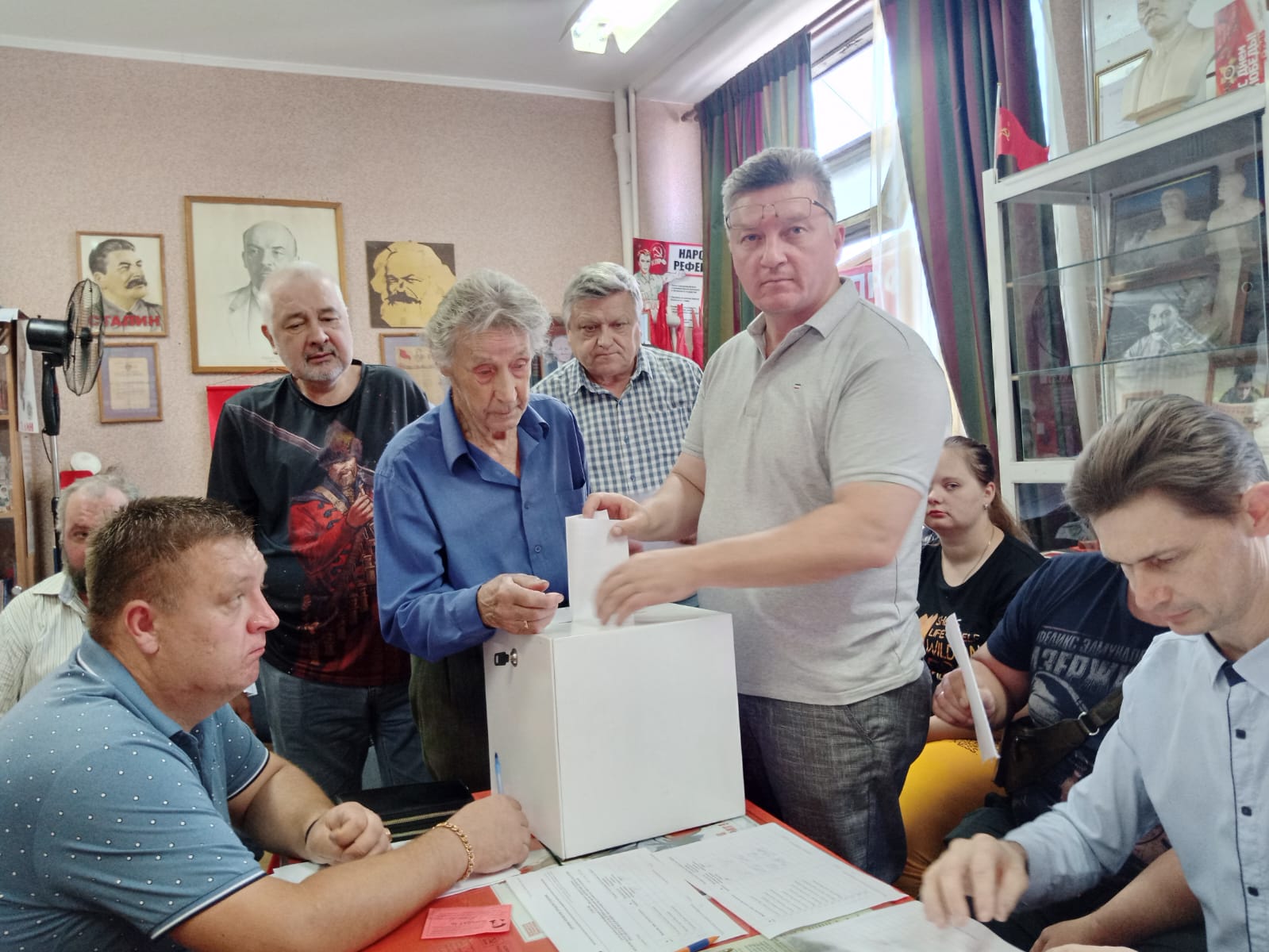Товарищи, вперед!