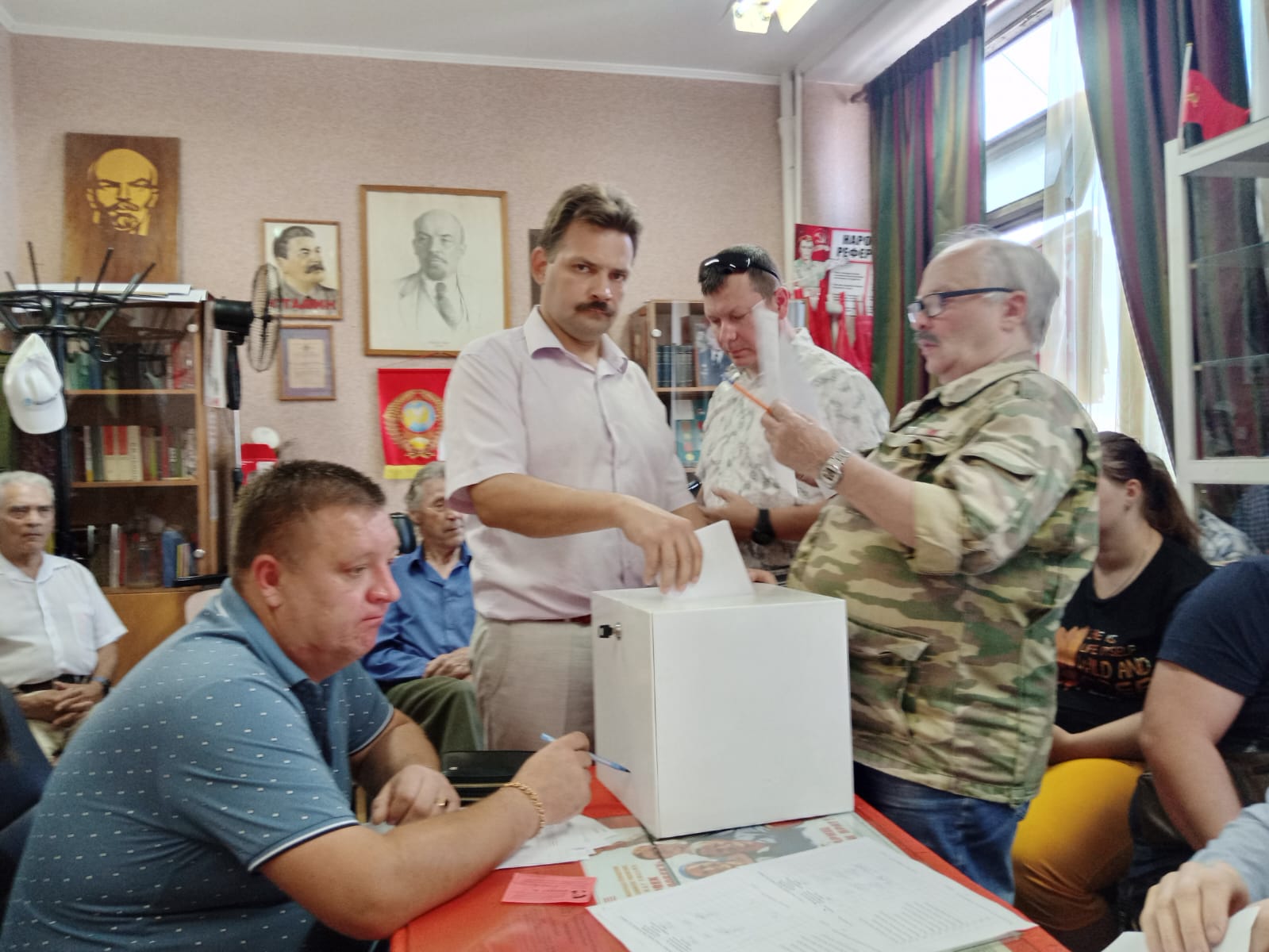 Товарищи, вперед!
