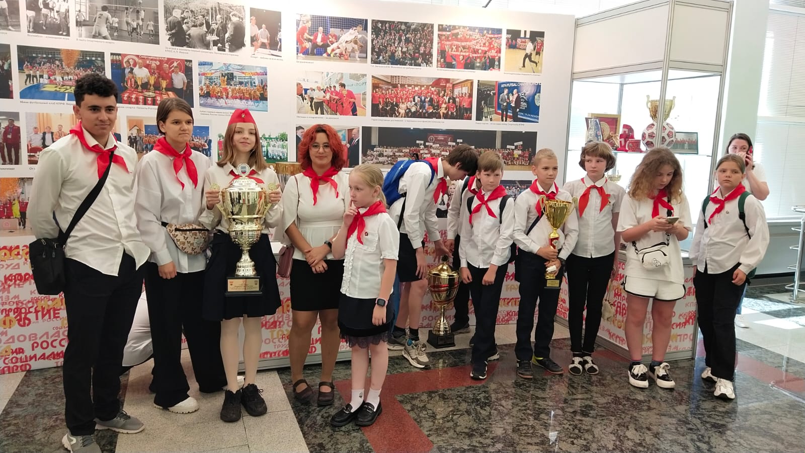 Пионеры и комсомольцы Королёва посетили выставку в Госдуме