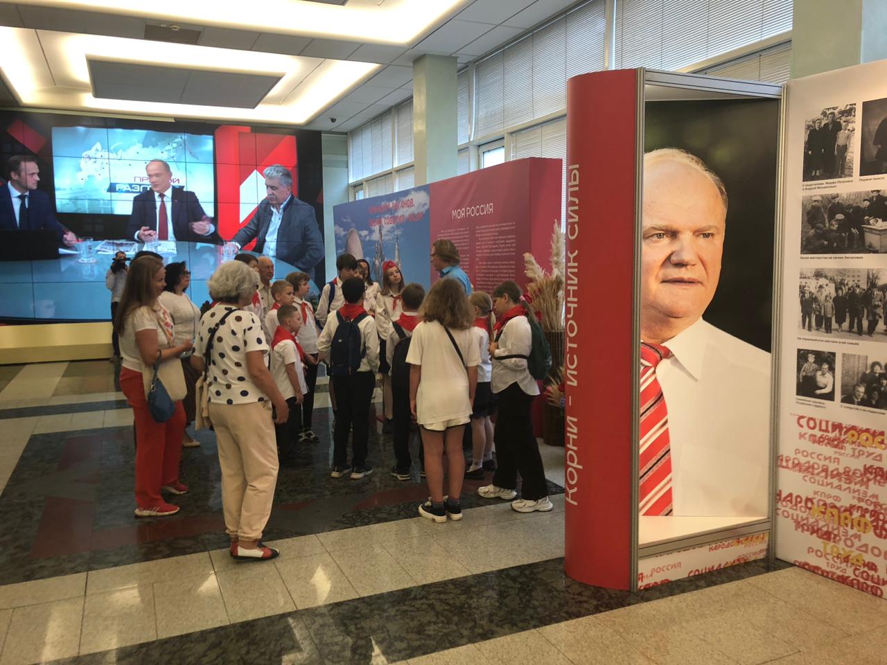 Пионеры и комсомольцы Королёва посетили выставку в Госдуме