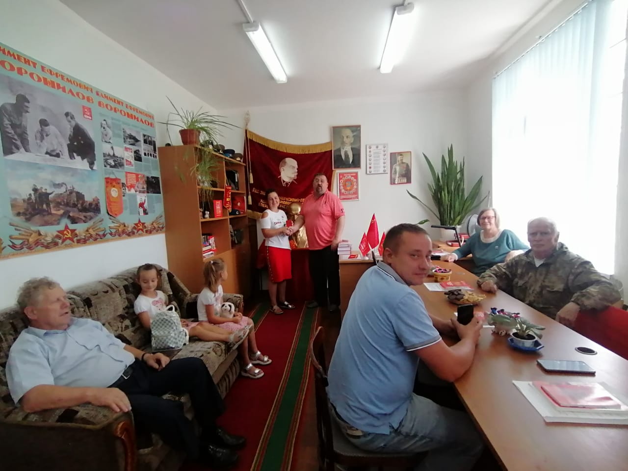 Эй, Товарищ, не зевай, в нашу Партию вступай!