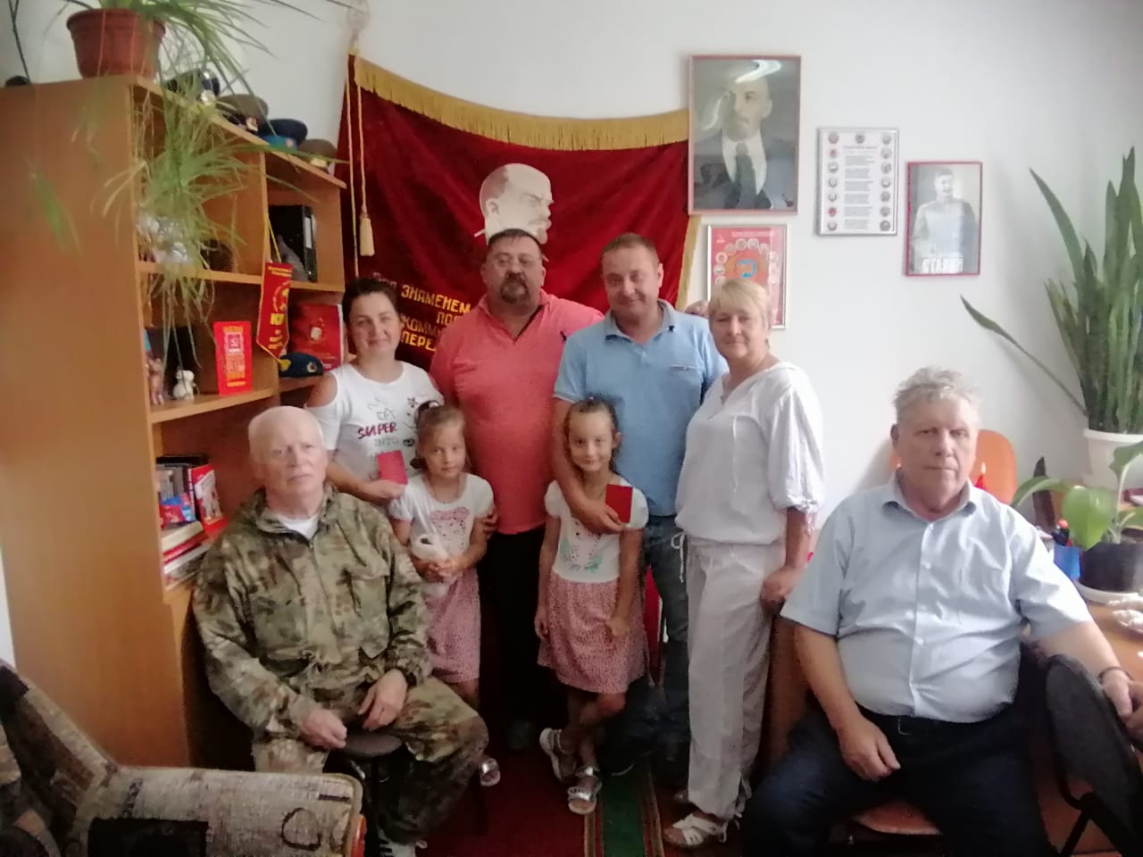 Эй, Товарищ, не зевай, в нашу Партию вступай!