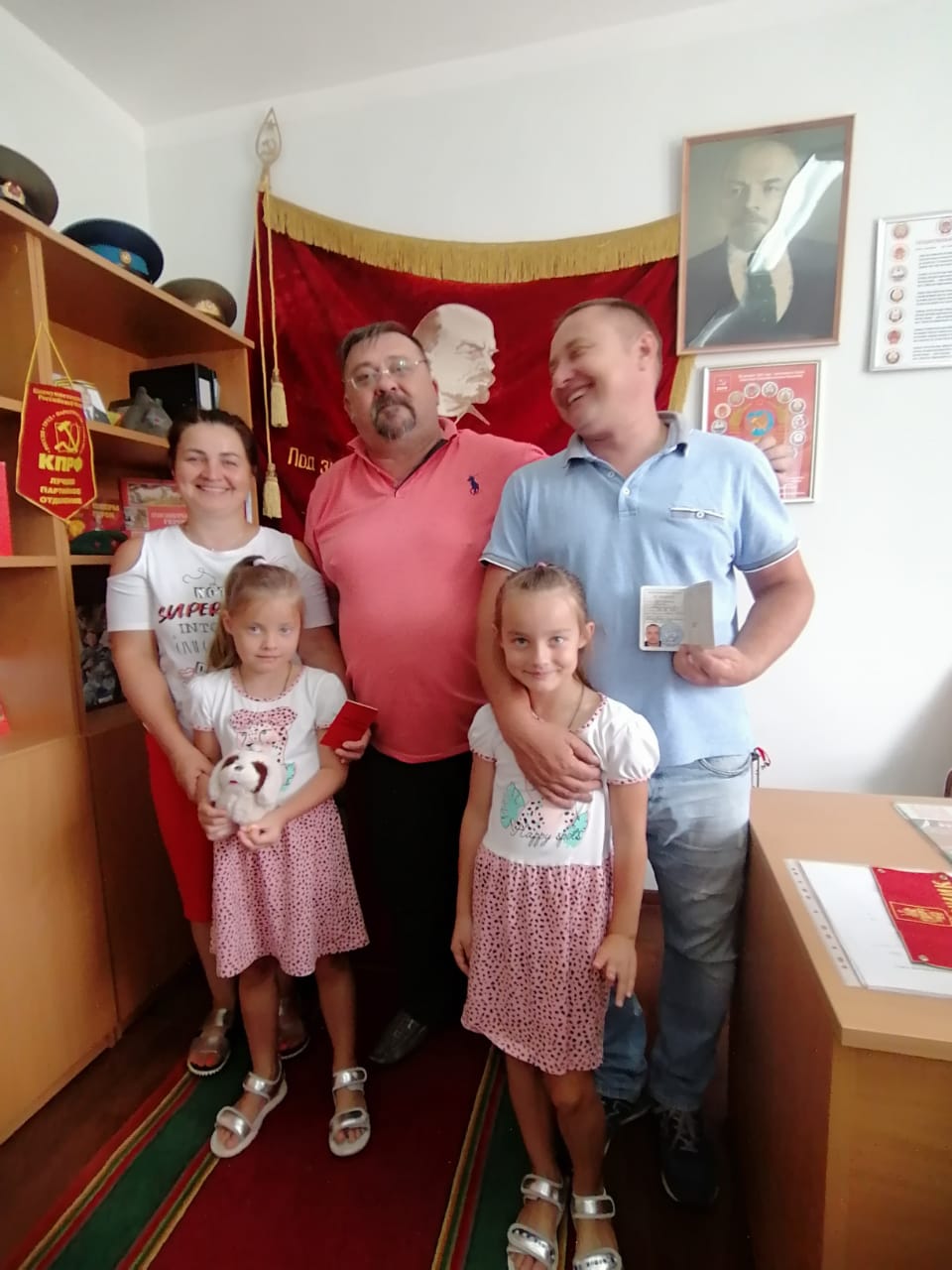 Эй, Товарищ, не зевай, в нашу Партию вступай!