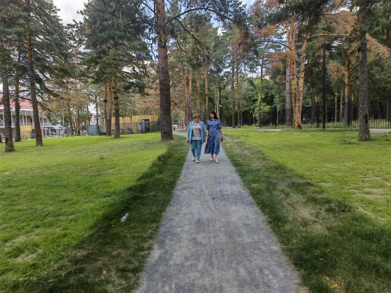 Депутат Московской областной Думы от КПРФ Татьяна Никитас посетила городской парк в городе Жуковский