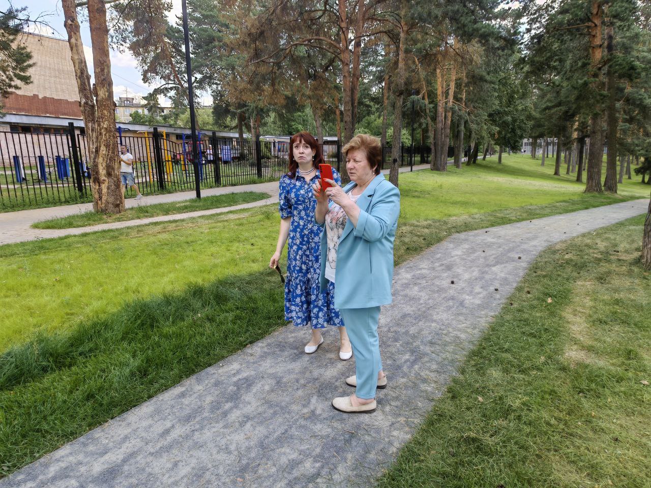 Депутат Московской областной Думы от КПРФ Татьяна Никитас посетила городской парк в городе Жуковский