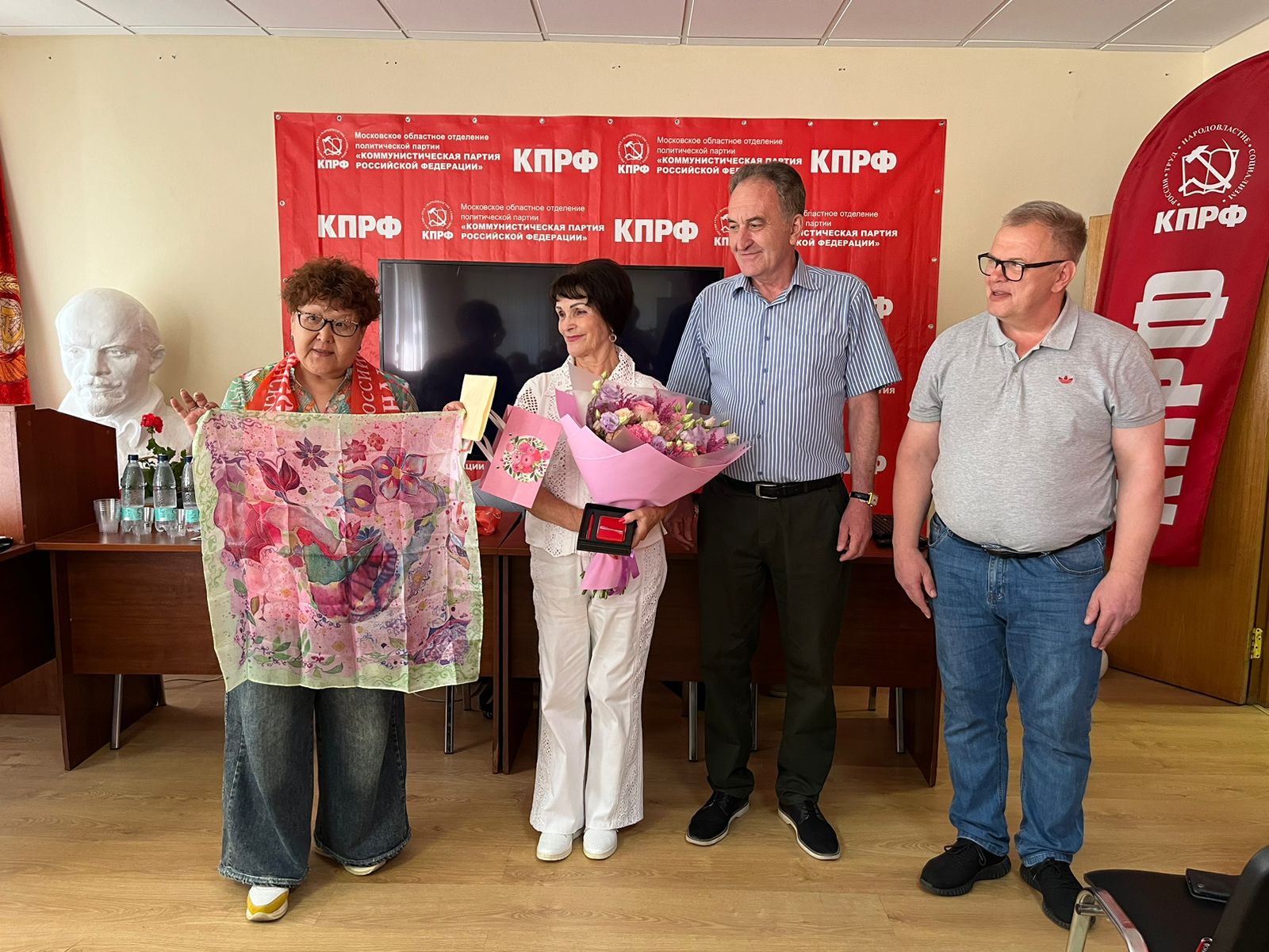 Секретари подмосковного Обкома поздравили М.Г. Пушкину с днем рождения