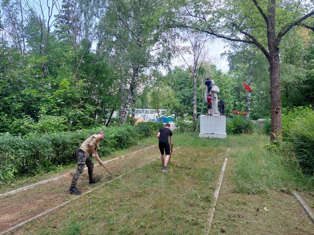 Жуковские комсомольцы провели масштабный субботник у памятника В.И. Ленину
