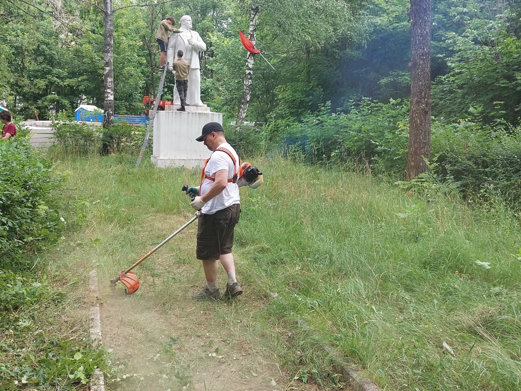Жуковские комсомольцы провели масштабный субботник у памятника В.И. Ленину