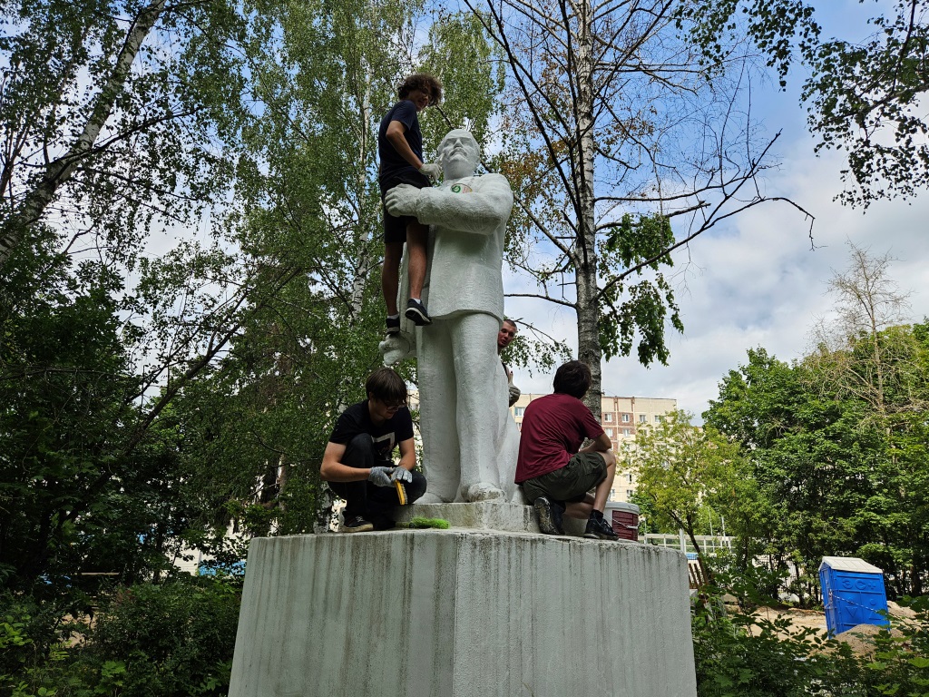 Жуковские комсомольцы провели масштабный субботник у памятника В.И. Ленину