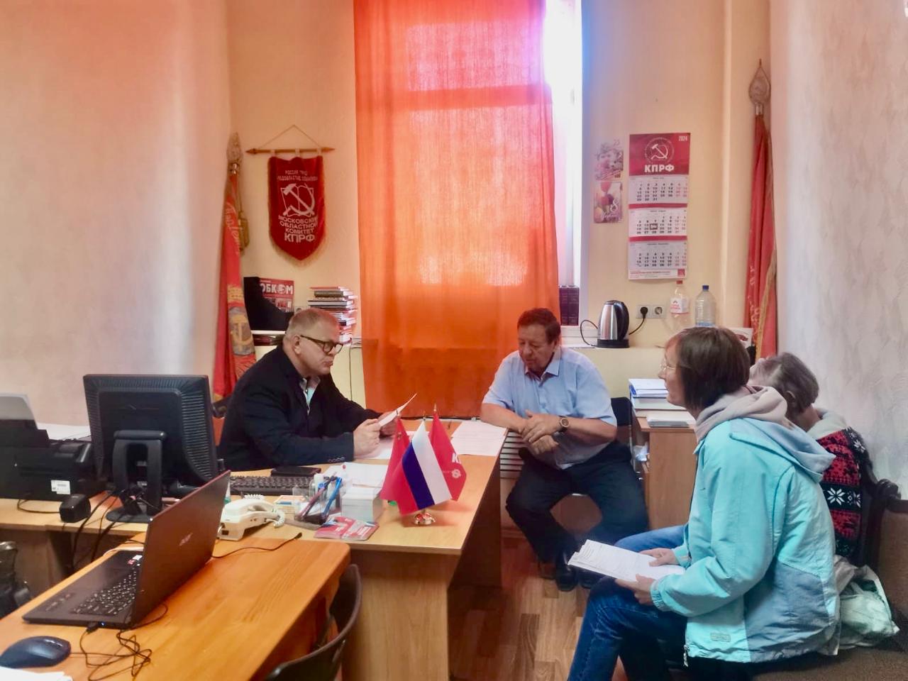 Руководитель фракции КПРФ Александр Наумов провел прием граждан в Кашире