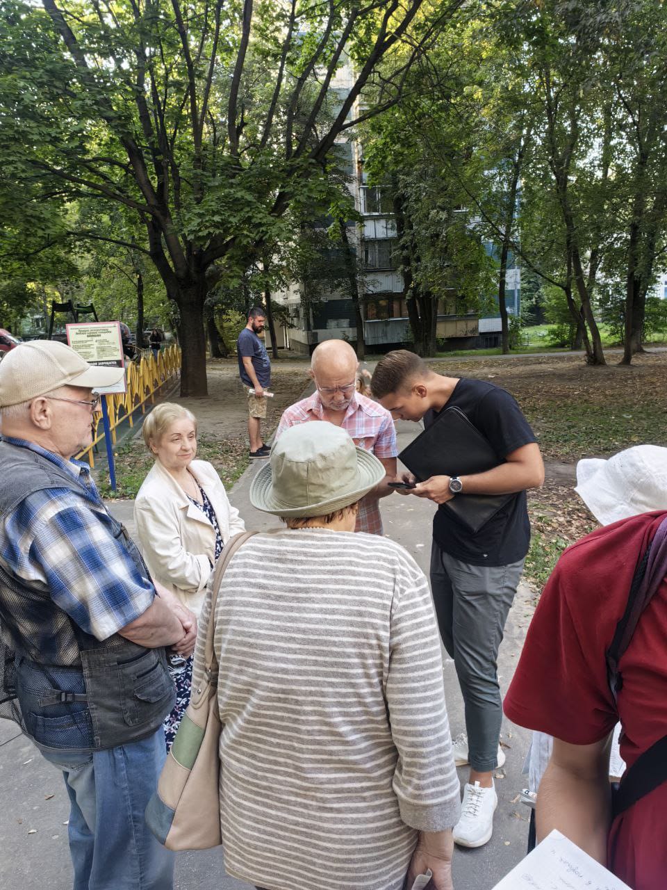 Состоялась очередная серия встреч кандидата Клима Шумихина с избирателями на улице Сакко и Ванцетти и проспекте Королёва