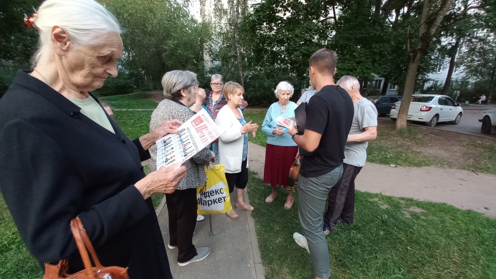 Состоялась очередная серия встреч кандидата Клима Шумихина с избирателями на улице Сакко и Ванцетти и проспекте Королёва