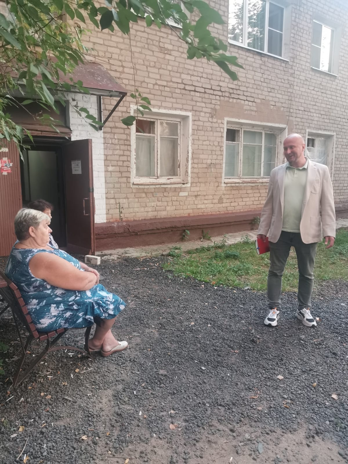 Про крыс, помойку под окнами и дырявые крыши рассказали жители Королёва на встрече с кандидатом в депутаты