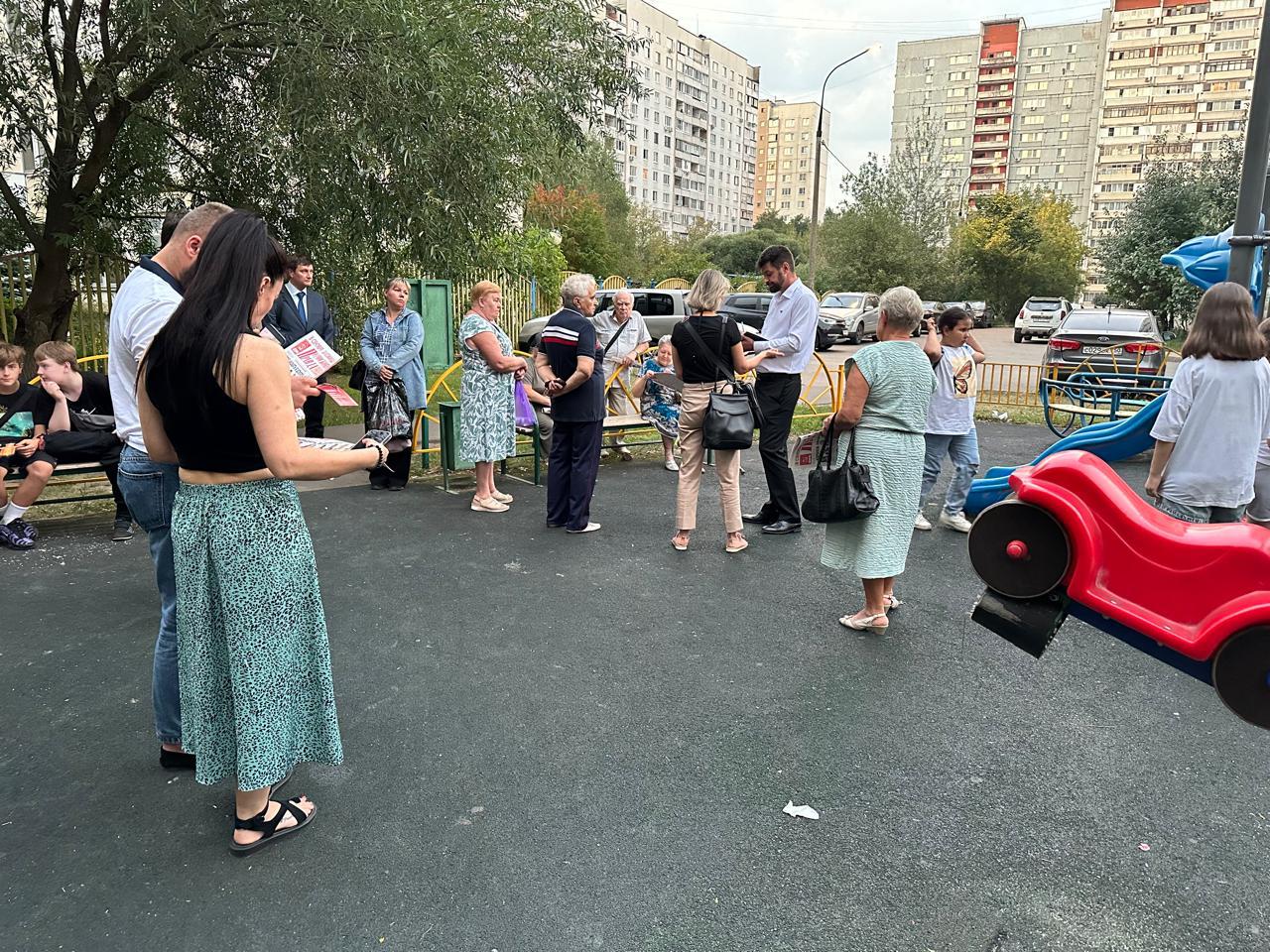 Жители домов на проспекте Космонавтов в Королёве показали кандидату в депутаты свой двор