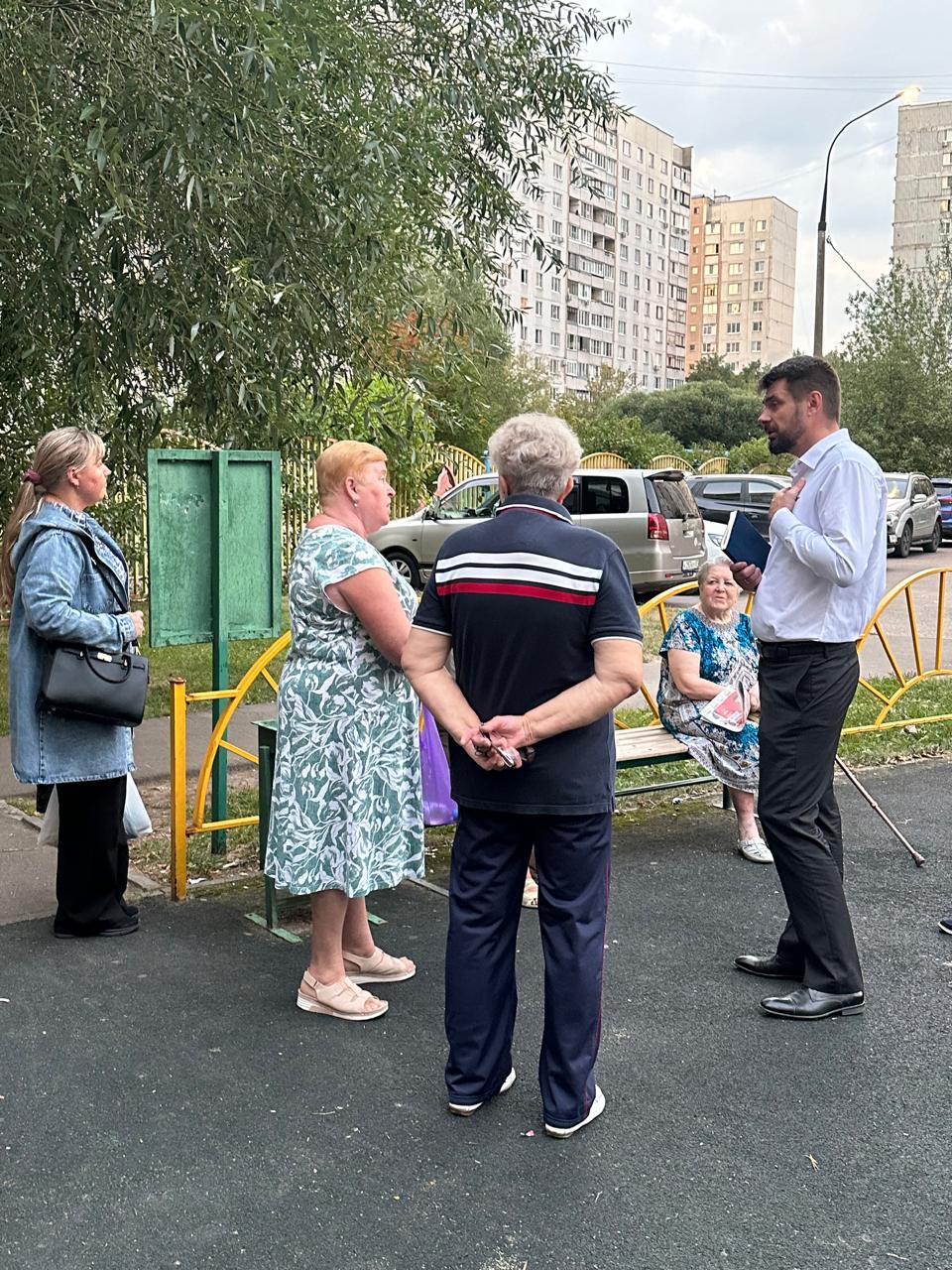 Жители домов на проспекте Космонавтов в Королёве показали кандидату в депутаты свой двор