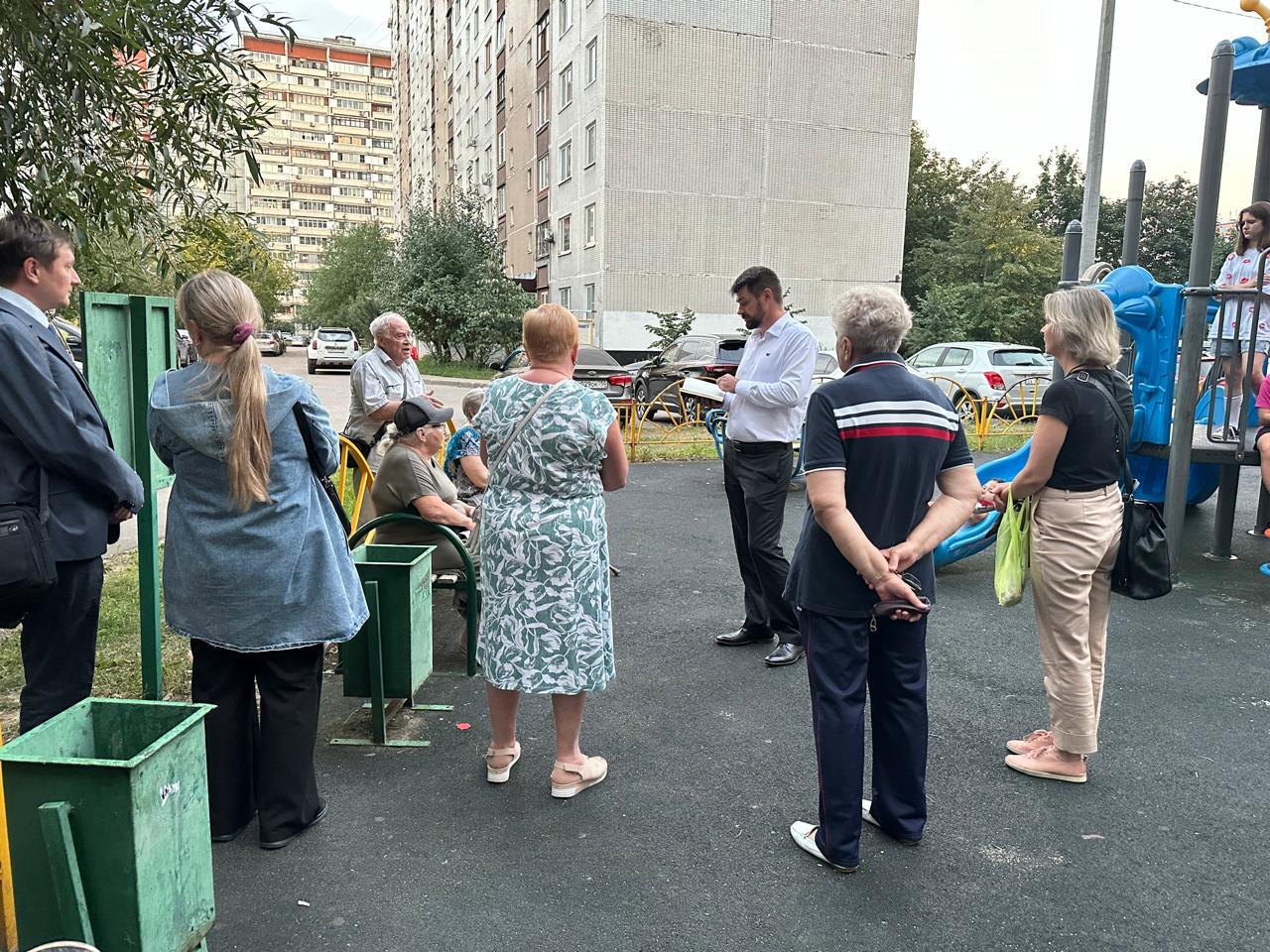 Жители домов на проспекте Космонавтов в Королёве показали кандидату в депутаты свой двор