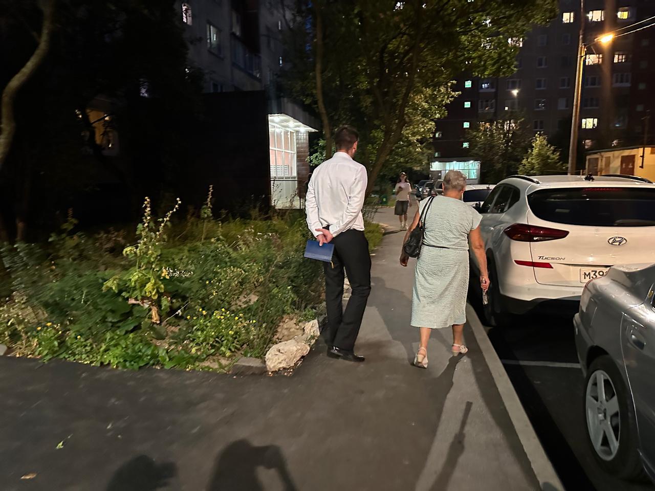 Жители домов на проспекте Космонавтов в Королёве показали кандидату в депутаты свой двор