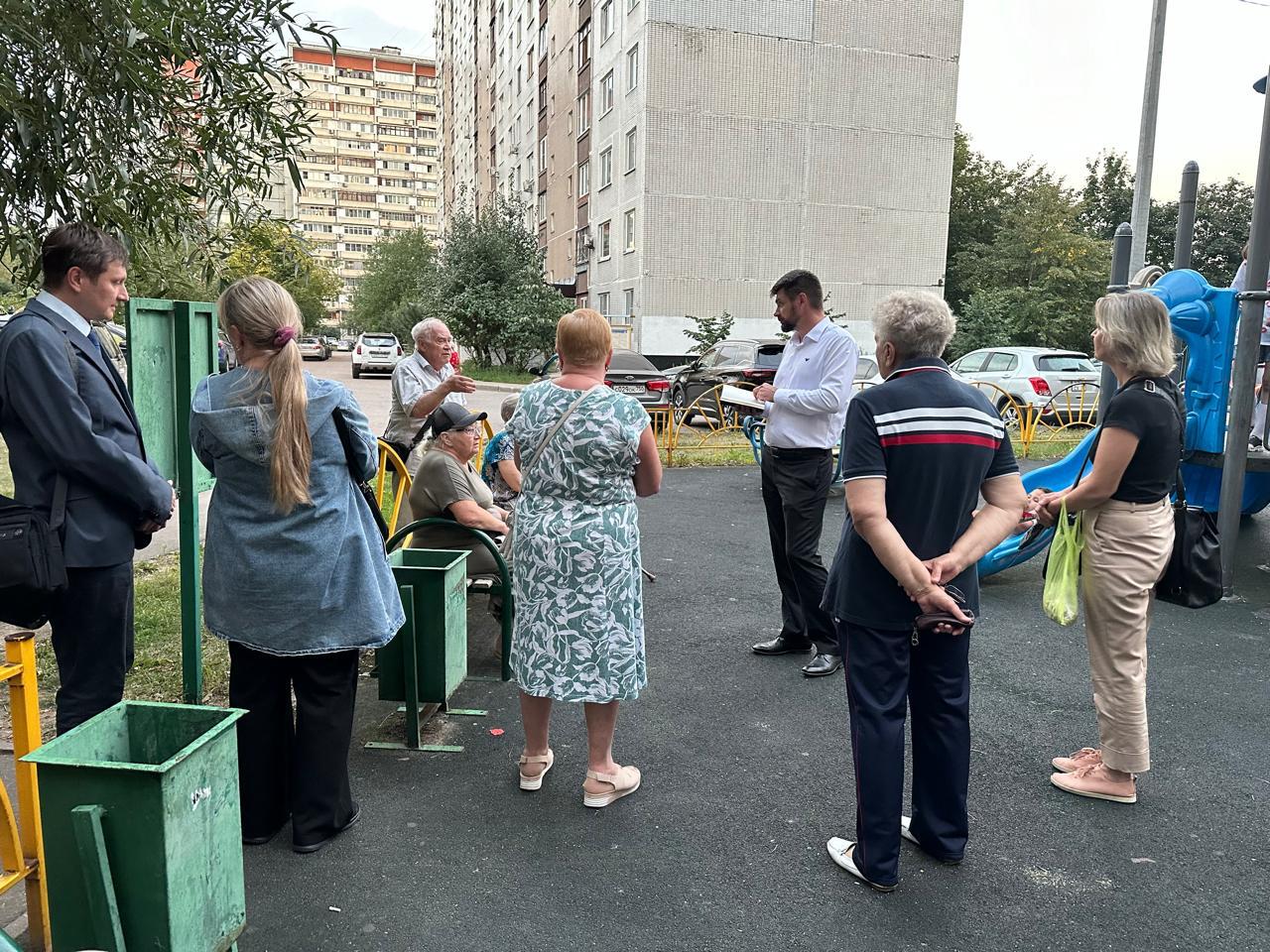 Жители домов на проспекте Космонавтов в Королёве показали кандидату в депутаты свой двор