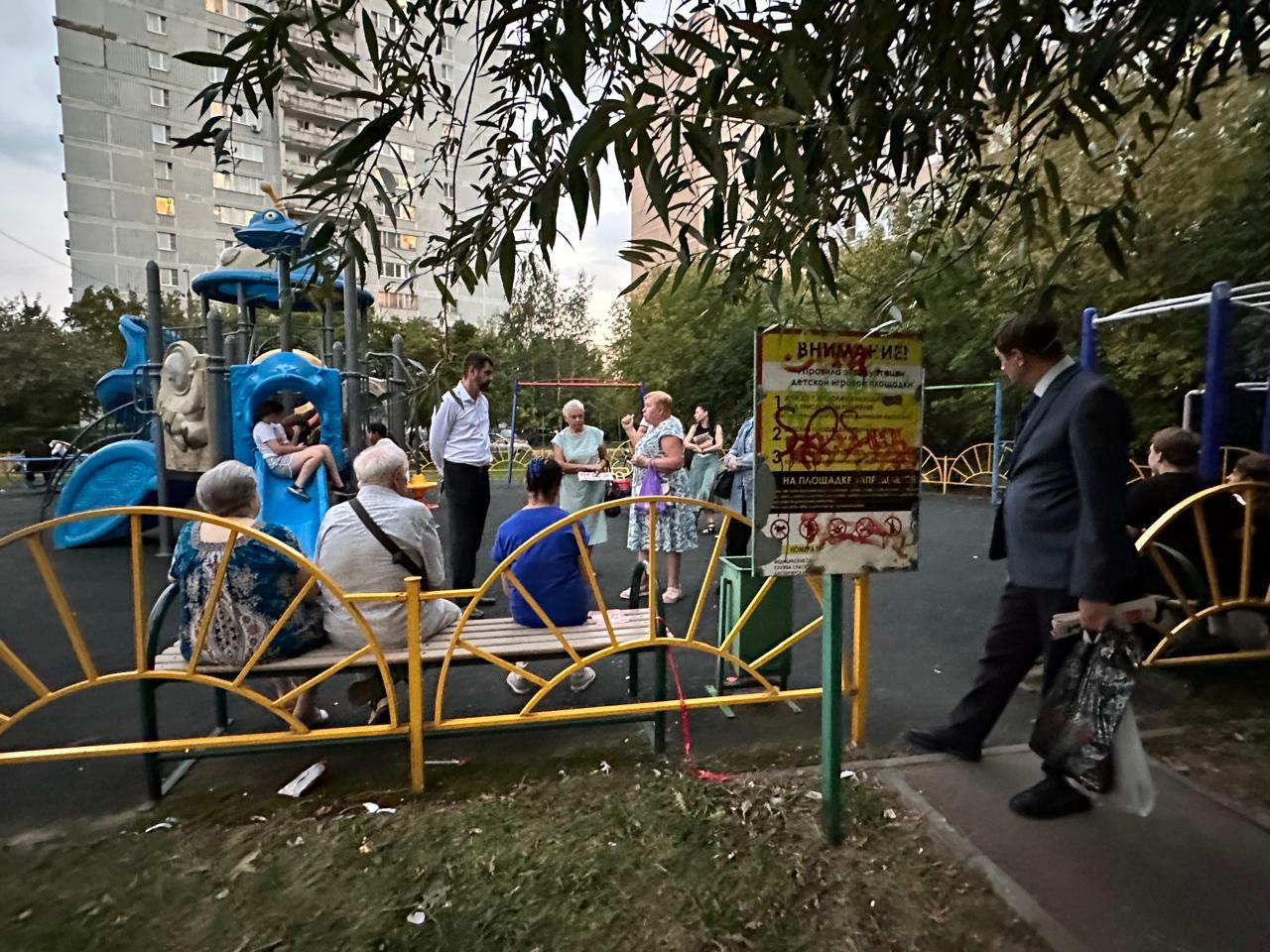 Жители домов на проспекте Космонавтов в Королёве показали кандидату в депутаты свой двор