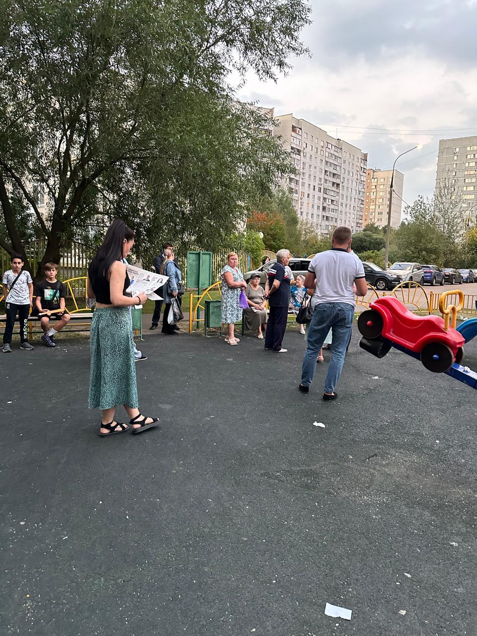 Жители домов на проспекте Космонавтов в Королёве показали кандидату в депутаты свой двор
